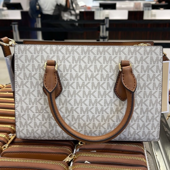 Michael Kors Small Sheila Satchel Crossbody
Vanilla
NWT - Picture 5 of 16